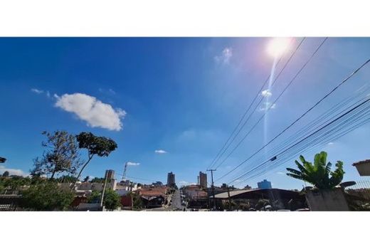 A segunda-feira (13) tem sol entre poucas nuvens