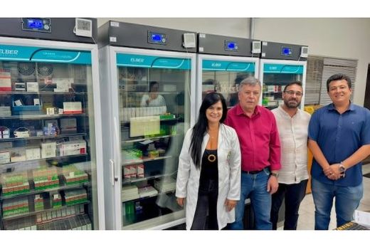 Junto às câmaras frias. Cássia Tumang, Cido Ferrari, Faro Reguin e Diego Mingorance, na Farmácia Municipal