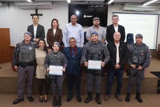 Na Câmara. O cabo Matheus Araujo e a soldado Luma Alves receberam a Moção de Louvor e Reconhecimento, de autoria do vereador Policial Carmo