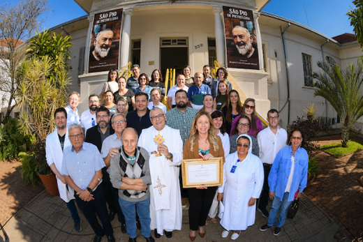 De portas abertas. Representantes do Hospital receberam a Relíquia de São Padre Pio, formada por parte de um curativo com sangue retirado de uma das chagas dele