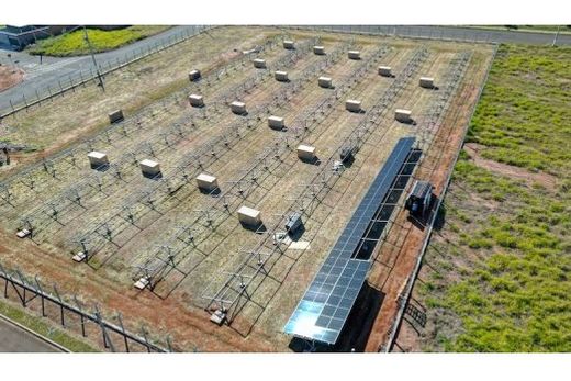 O local. As placas para captação de energia fotovoltaica estão sendo instaladas em uma área de 6.300 m² no Residencial Villa Verde, com investimento total de R$ 1,147 milhão