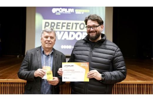 Em Limeira. Cido Ferrari e Willian Bassi receberam certificados pelos investimentos feitos por Matão nas áreas de inovação, tecnologia e modernização da gestão pública