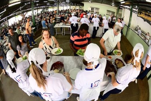 Tradicional. Evento gastronômico beneficente, a 'Queima do Alho' reúne boa comida e entretenimento