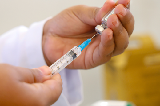 Checagem. Equipes de saúde realizarão avaliação individualizada da caderneta de vacinação para aplicar todas as doses que estiverem pendentes ou em atraso