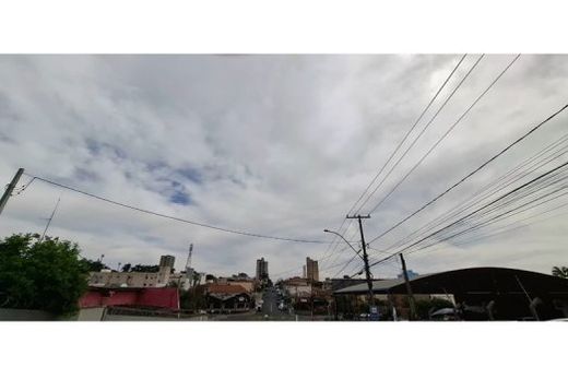 A segunda-feira (3) começa com sol entre muitas nuvens e períodos de céu nublado
