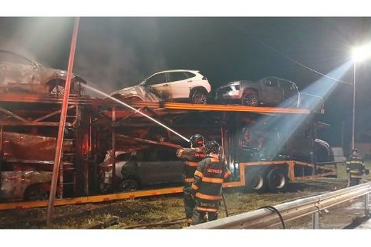 Operação de combate e extinção do incêndio durou aproximadamente uma hora