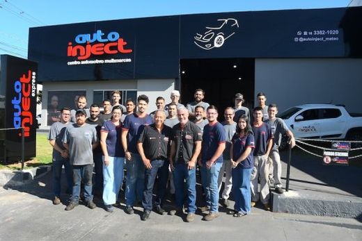 A equipe da Auto Inject. Excelente atendimento e qualidade dos serviços são alicerce da confiança conquistada junto aos clientes