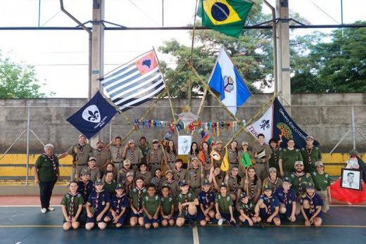 Na Escola 'Padre Nelson Romão'. Integrantes do Gets diante do enorme mastro construído por escoteiros em comemoração ao Dia Interamericano do Escotista