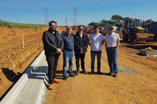 Acompanhando as obras. O prefeito Cido Ferrari e o secretário Willian Bassi estiveram na Avenida João Marchesan