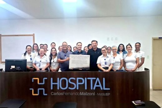 Trabalho em conjunto. Principais resultados obtidos pelo projeto estão registrados numa placa metálica, exibida por Valdir de Souza, Jonas Contarim e toda a equipe