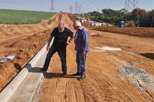 Paulo e Ademir fizeram uma visita de acompanhamento às obras de duplicação da Avenida João Marchesan