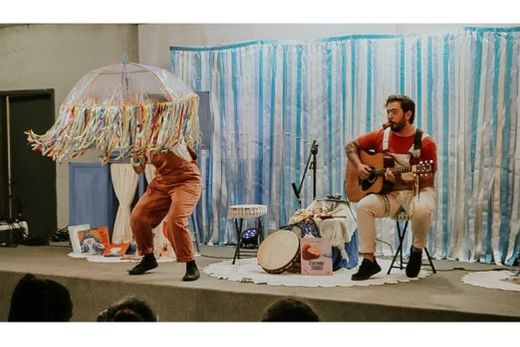 Contação de histórias. Dramaturgia e bonecos criados por Kerem Apuk; composições musicais autorais de Gabriel Melo, executadas ao vivo com violão e percussão