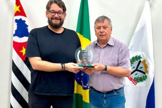Confiabilidade. Willian Bassi e Cido Ferrari mostram o troféu recebido pelo município