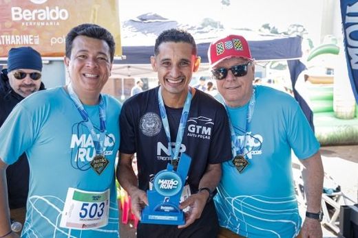 Carlinhos Nery entre Diego Mingorance e Cido Ferrari. Triunfo na Matão Run representa o resultado de uma trajetória marcada por dedicação, disciplina e superação