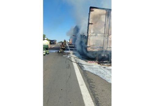 Carreta atingida pelas chamas transportava açúcar