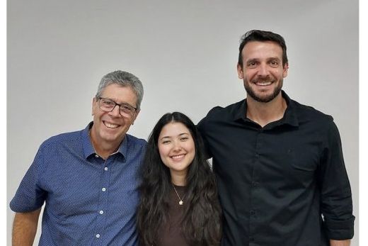 Primeira sessão. A médica residente Vitória Tano, entre os médicos José Silvio Rizzo e Charles Almeida, apresentou um caso de câncer gástrico tratado no Hospital de Matão