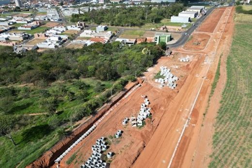 Interligação entre bairros. ?Trata-se de um investimento que cria condições para que o desenvolvimento da cidade aconteça de forma organizada?, diz o prefeito Cido Ferrari