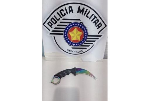 Faca karambit usada pelo indivíduo foi apreendida pela PM