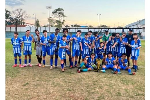Campeões. A equipe Sub-13 da Escolinha Fantick conquistou o título da 48ª Copa Reis com uma campanha invicta