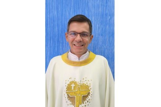 O padre Edson Godoy. "Convidamos a população para participar da 'Novena e Festa de Santa Cruz', celebrando conosco os 40 anos da Paróquia de Santa Cruz