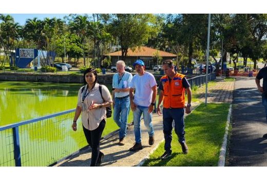 Após a reunião inicial no Gabinete, as equipes seguiram para o Parque Ecológico, onde realizaram uma inspeção detalhada no lago e na área onde o vazamento foi constatado