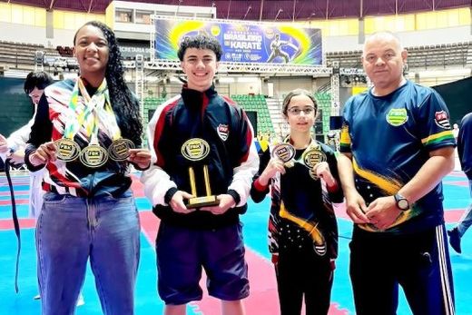 Em São José do Rio Preto. Ana Clara Costa, Lucas Costa e Luiza Alves, ao lado de Joares Tavora, representaram Matão no 25º Campeonato Brasileiro de Karatê