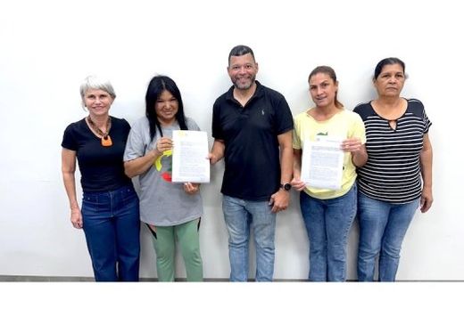Parceria. O secretário Adauto Lavezo entre as representantes das cooperativas Coopermatão e Cooperasolmat