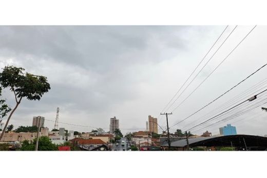 Nesta segunda-feira (14), a previsão indica sol entre algumas nuvens, com possibilidade de chuva
