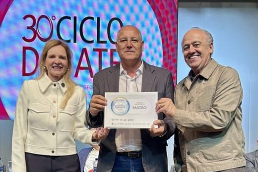 Em São Carlos. O presidente da Câmara, China Calabres, recebeu em mãos a certificação