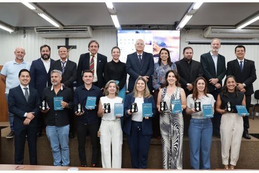 Na Câmara. Cada homenageado recebeu uma medalha e um troféu, como forma de reconhecimento pela trajetória profissional e pelos serviços prestados
