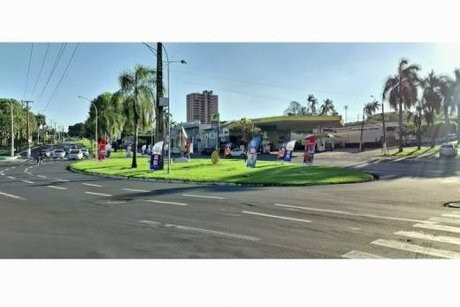 Windbanners instalados em canteiro central ou rotatória. A propaganda eleitoral nesses espaços depende das características do local e da avaliação da Justiça Eleitoral