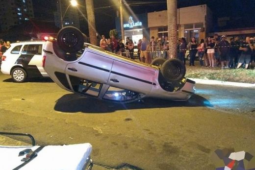 Após direção perigosa, veículo capota no Centro
