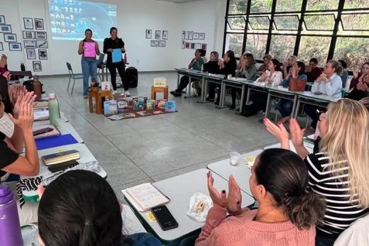 Durante os encontros, participantes desenvolvem atividades teóricas e práticas