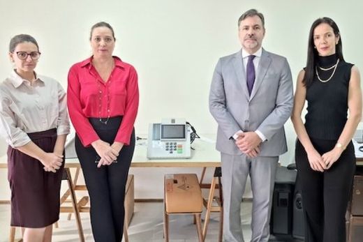 Em cerimônia pública. Larissa Grabosky (técnica judiciária), Daniela Rein (promotora eleitoral), Eduardo Abrahão (juiz eleitoral) e Talita Banhos Paula (chefe do Cartório)