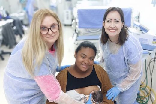 Acompanhamento. Sheila de Souza Bruno recebe orientação de Rosângela Pecorare e Ravena Silva, fonoaudiólogas do Hospital