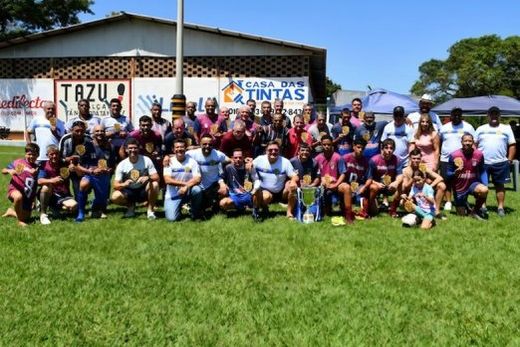 Centenário. Homenagens marcaram a celebração com entrega de troféus ao clube e aos atletas que participaram do jogo comemorativo