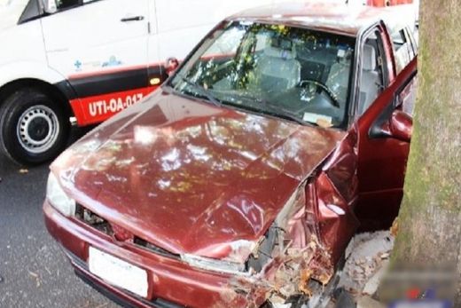 Mulher fica ferida após colisão de carros