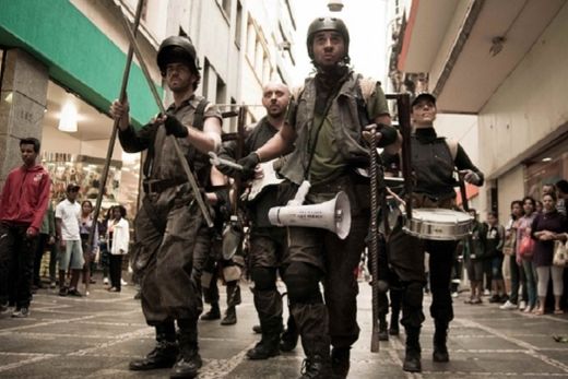 Brava Companhia apresenta espetáculo de rua Este Lado Para Cima