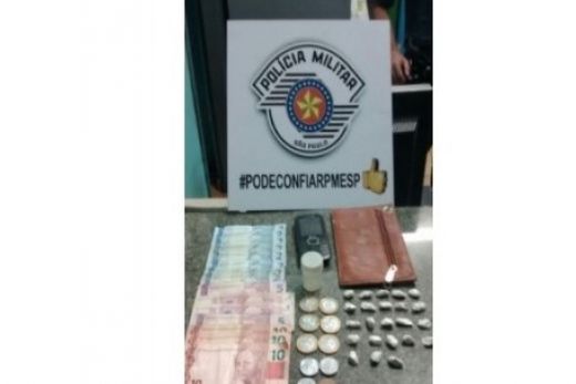 Droga e dinheiro apreendidos com o rapaz