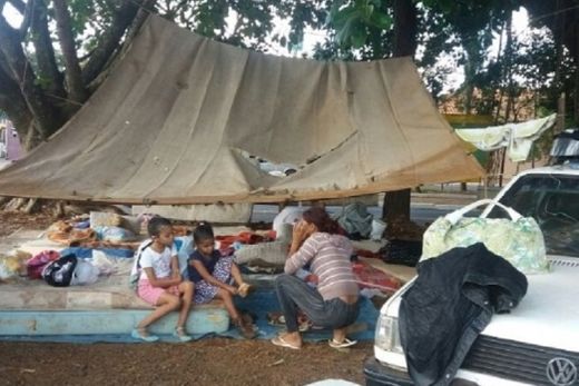 Parte dos desabrigados está acampada em Bueno de Andrade