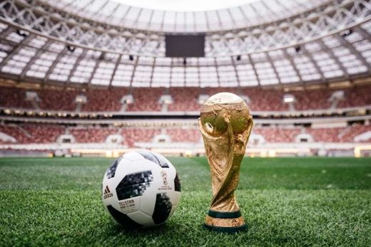 Astros do futebol lançam bola da Copa da Rússia, a Telstar 18