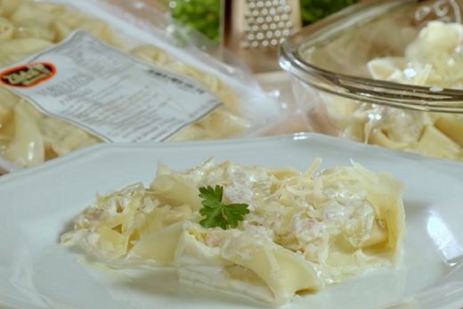 Torteloni com bacon e creme de leite