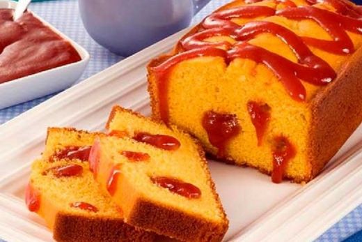 Bolo de fubá com goiabada