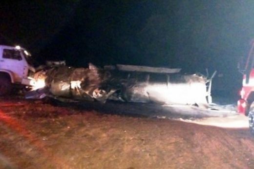 Homem fica ferido após tombar carreta em rotatória