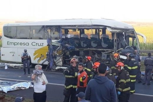 Mulher morre e 13 ficam feridos em acidente com ônibus de Araraquara