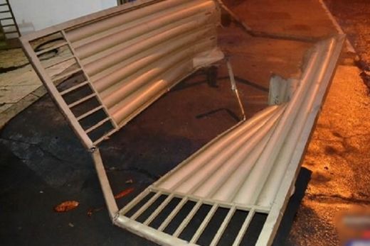 Carro invade garagem e atinge 3 veículos