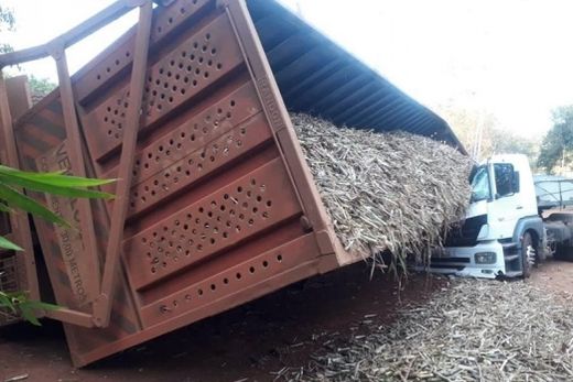 Carretas se envolvem em acidente na Estrada do Turvo