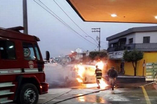 Kombi de entidade pega fogo
