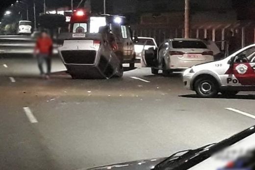Carro capota na Av. Mastropietro