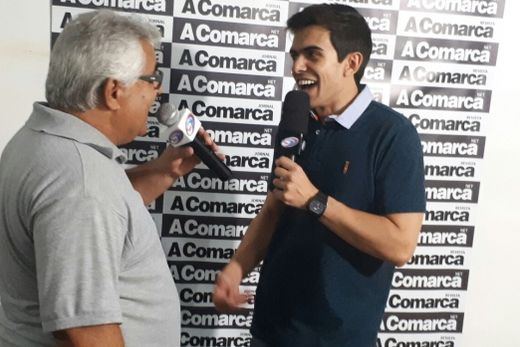 Entrevistado por Antonio Carlos Bandeli, no estande da Rádio Educadora e Jornal A Comarca, Fernando Mendes comemora o ótimo público que visitou a Facima no sábado